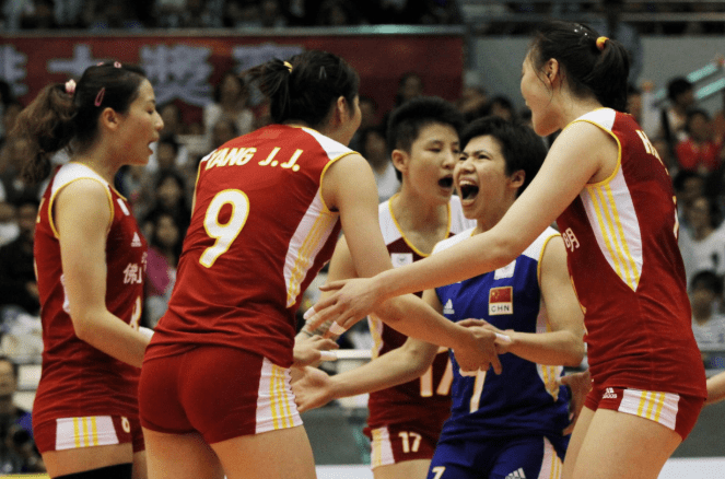 半岛体育在线-排球热身赛上演强强对话，关中貔貅队读秒扳平江汉灰熊队，团队配合流畅；教练团队居功至伟