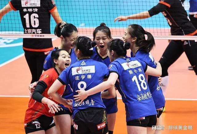 排球热身赛上演强强对话，关中貔貅队读秒扳平江汉灰熊队，团队配合流畅；教练团队居功至伟